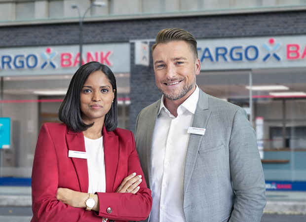 eine Mitarbeiterin und ein Mitarbeiter der Targobank, die vor einer Filiale stehen